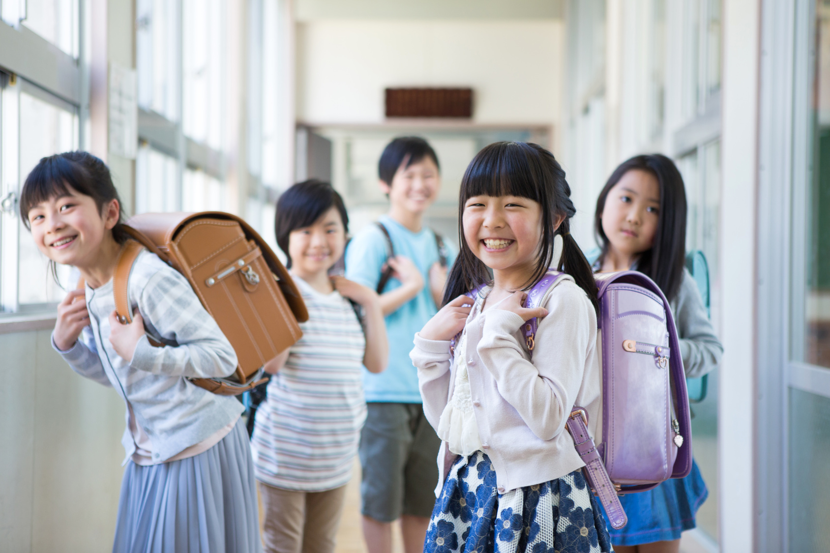 ランドセルを背負った小学生